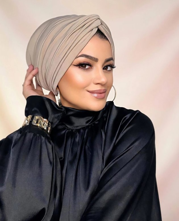 Bej dolgulu düğüm bone, kaymaz iç astarlı şık tesettür bone modeli