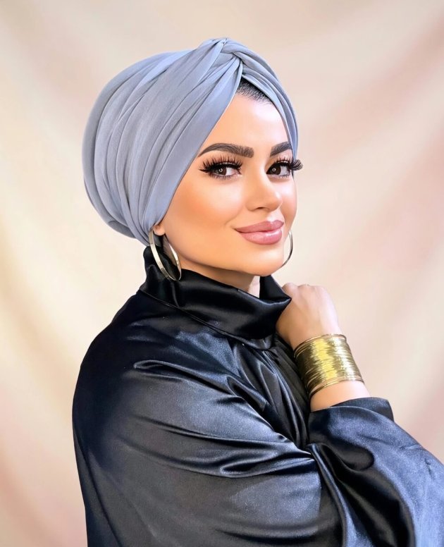 Gri dolgulu düğüm bone, astarlı ve dolgun yapılı şık tesettür bone modeli