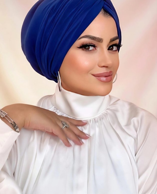 Saks mavisi düğümlü bone, dolgulu ve şık tesettür bone modeli