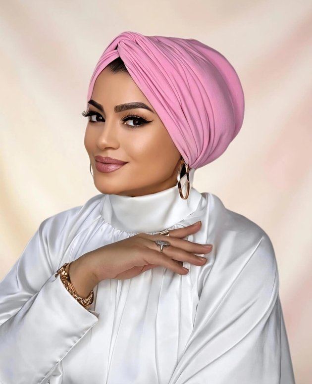 Şeker Pembe Dolgulu Düğüm Bone Şeker pembe renkli, dolgulu düğüm detaylı şık bone modeli