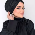 Moda Nurhan abiye şıklığını tamamlayan taşlı bone