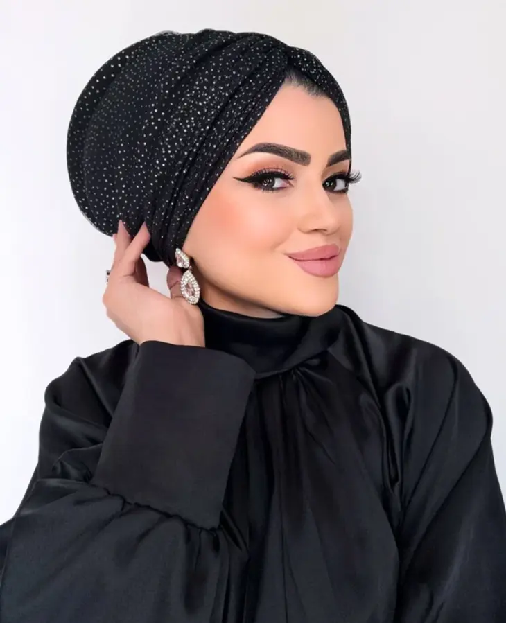 Moda Nurhan abiye şıklığını tamamlayan taşlı bone