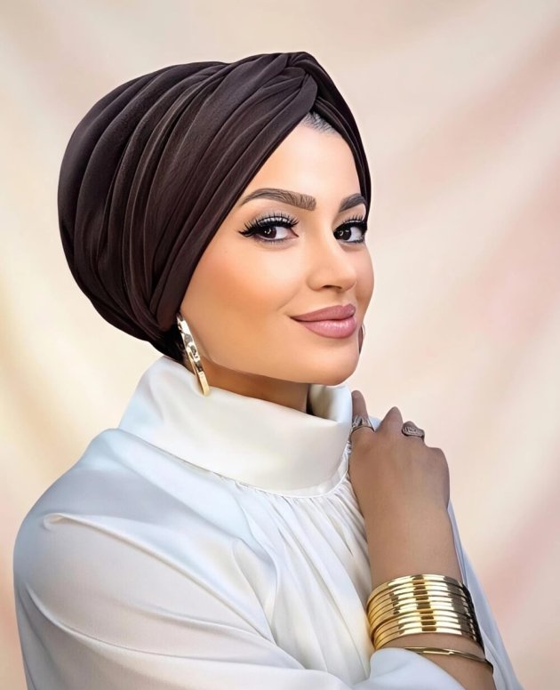 Acı Kahve Dolgulu Düğüm Bone Acı kahve renginde, düğümlü ve dolgulu tasarımıyla gün boyu rahat kullanım sunan şık bone. Kaymaz astarı ile pratik ve konforlu.