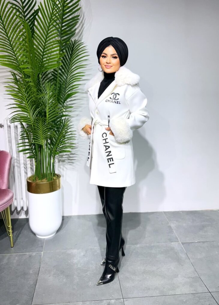 Beyaz Kaşe Kürklü Kaban