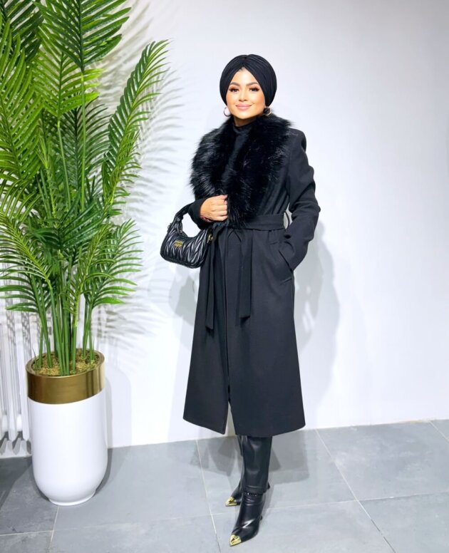 yakasi-kurklu-siyah-kase-kaban-tesettur-