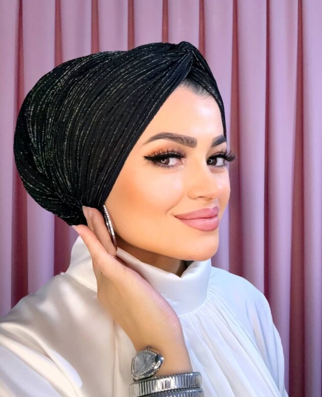 Siyah simli dolgulu düğüm bone tesettür şık ve kaymaz tasarım