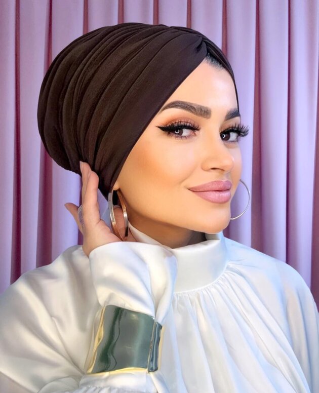 Açık kahve dolgulu drapeli bone, astarlı ve kayma yapmayan tok duruşlu şık bone modeli