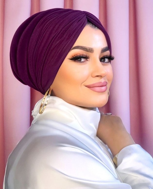 Mürdüm dolgulu drapeli bone, hacimli ve tok duruş sağlayan astarlı kadın bone.