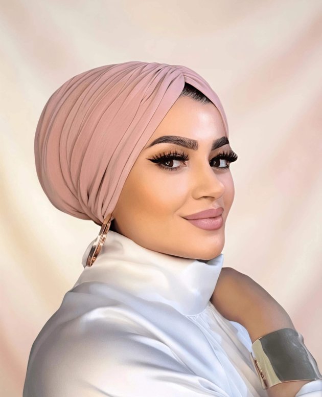 Pudra pembe dolgulu drapeli bone kadın bone, soft pudra renginde, drapeli detaylı ve hacimli tasarıma sahip bone ürünü.