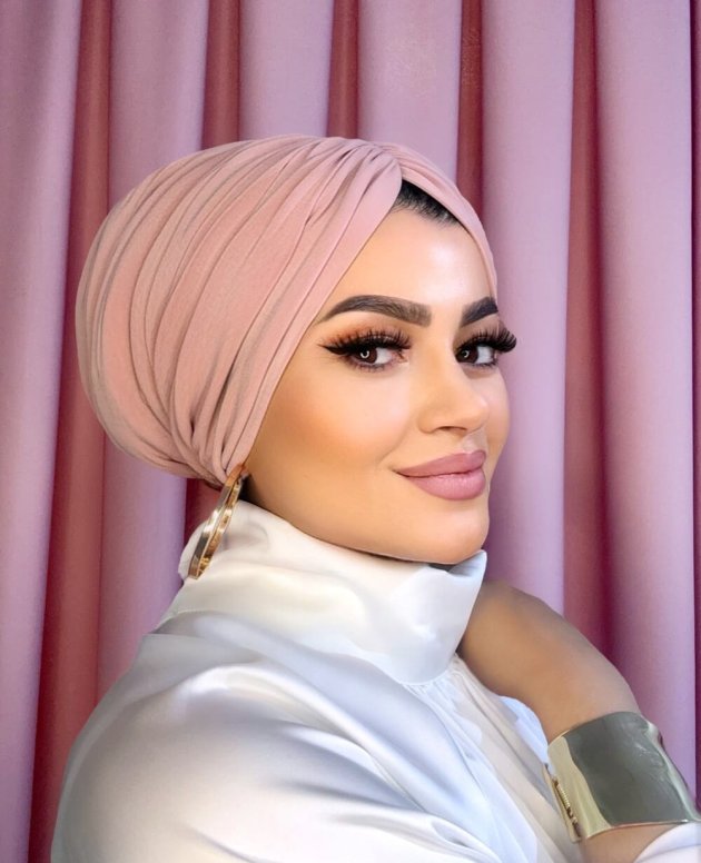 Pudra pembe dolgulu drapeli bone kadın bone, soft pudra renginde, drapeli detaylı ve hacimli tasarıma sahip bone ürünü.