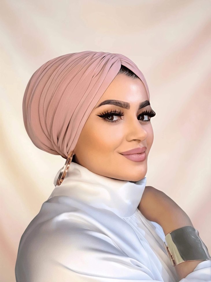 Pudra pembe dolgulu drapeli bone kadın bone, soft pudra renginde, drapeli detaylı ve hacimli tasarıma sahip bone ürünü.