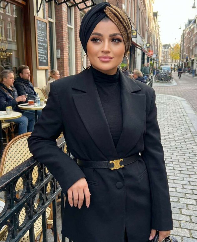 Siyah blazer ceket, modern kesim ve tok duruşlu kadın ceket modeli.