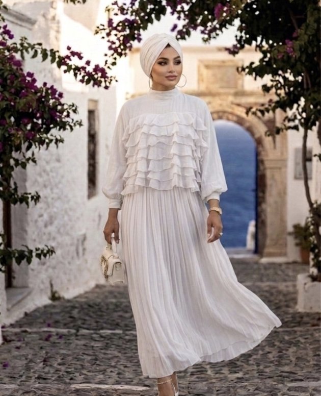 Beyaz etekli tasarım takım, şık kesimli üst ve uyumlu etek detayıyla zarif kadın kombin modeli