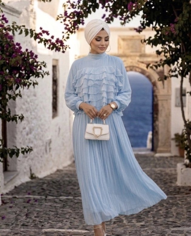 Mavi etekli tasarım takım, şık üst ve uyumlu etek detayıyla zarif kadın kombin modeli