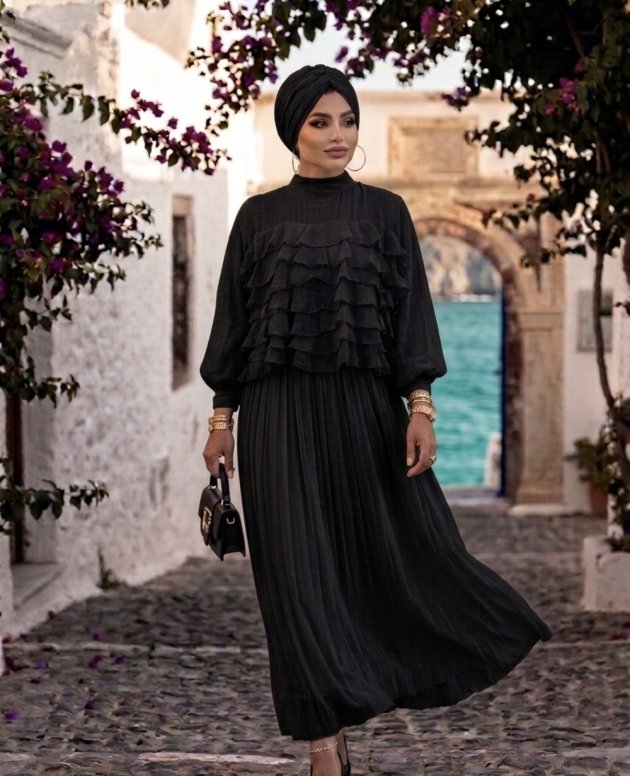 Siyah etekli tasarım takım şık üst ve uyumlu etek detayıyla zarif kadın kombin modeli