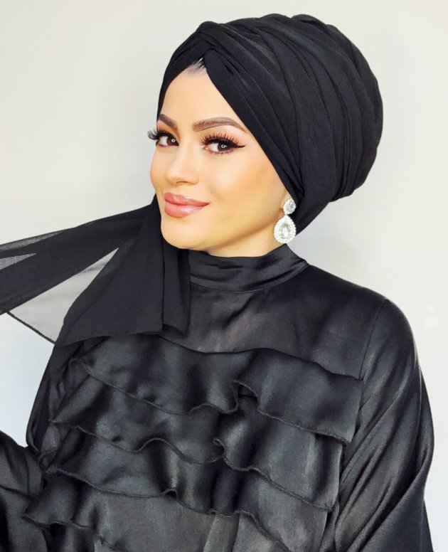 Siyah Şallı Dolgulu Düğüm Bone Yumuşak dokulu, iç dolgulu ve astarlı siyah düğüm bone, günlük kullanım ve özel günler için konforlu ve şık bir seçenek sunar.