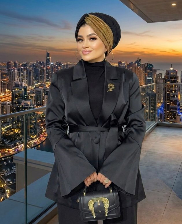 Tasarım siyah ceket modern ve şık kesim, astarlı ve günlük kullanım için uygun.