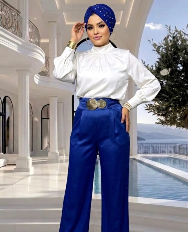 Saks Mavisi Kemerli Pantolon yüksek bel tasarımı, kemer detayı ve modern kesimiyle şık bir görünüm sunar.
