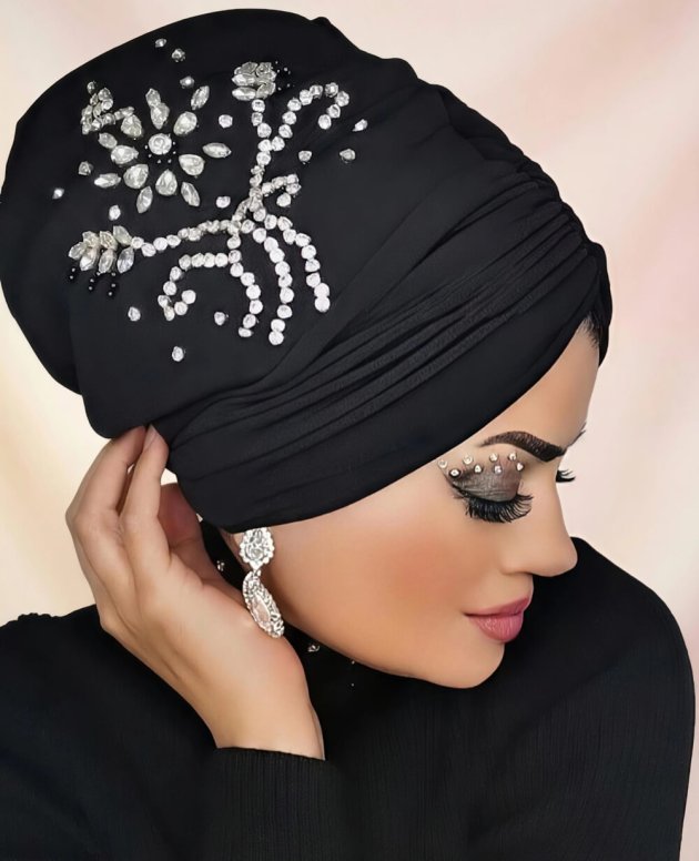 Siyah Dolgulu Drapeli Tasarım Taşlı Bone astarlı ve dolgulu, kaymaz yapısıyla şık ve konforlu kullanım sunar.