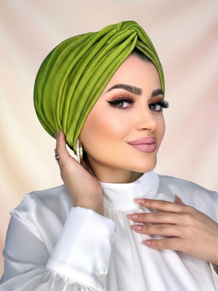 Fıstık yeşili dolgulu düğüm bone modeli, hacimli yapısı ve modern tasarımıyla başta şık duruş sergileyen tesettür bone.
