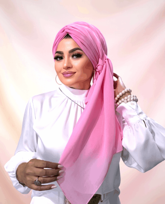 Şeker Pembe Dolgulu Düğüm Bone – Şeker pembe renkli, hacimli dolgulu yapısı ve ön düğüm detayıyla zarif tesettür bone modeli.