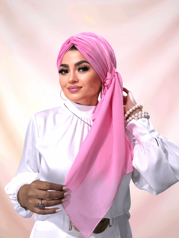 Şeker Pembe Dolgulu Düğüm Bone – Şeker pembe renkli, hacimli dolgulu yapısı ve ön düğüm detayıyla zarif tesettür bone modeli.